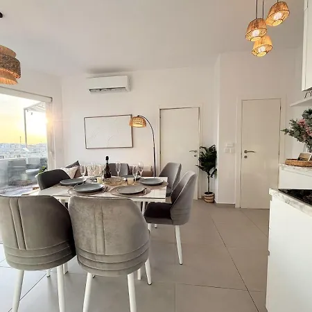 Luxury Penthouse With Pool & Terrace For 6 Guests Appartement *